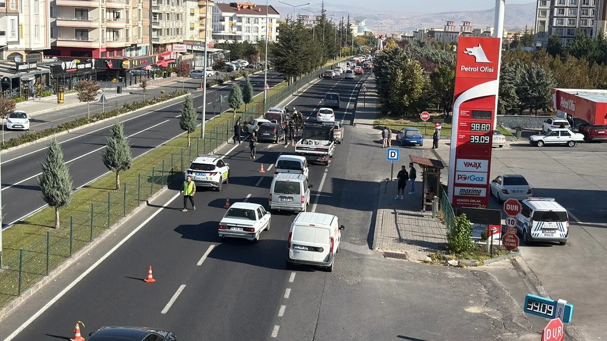 Nevşehir’de KPSS’ye yetişmeye çalışan öğrencilerin de bulunduğu 5 araç kaza yaptı: 2 yaralı - Son Dakika Bilgi