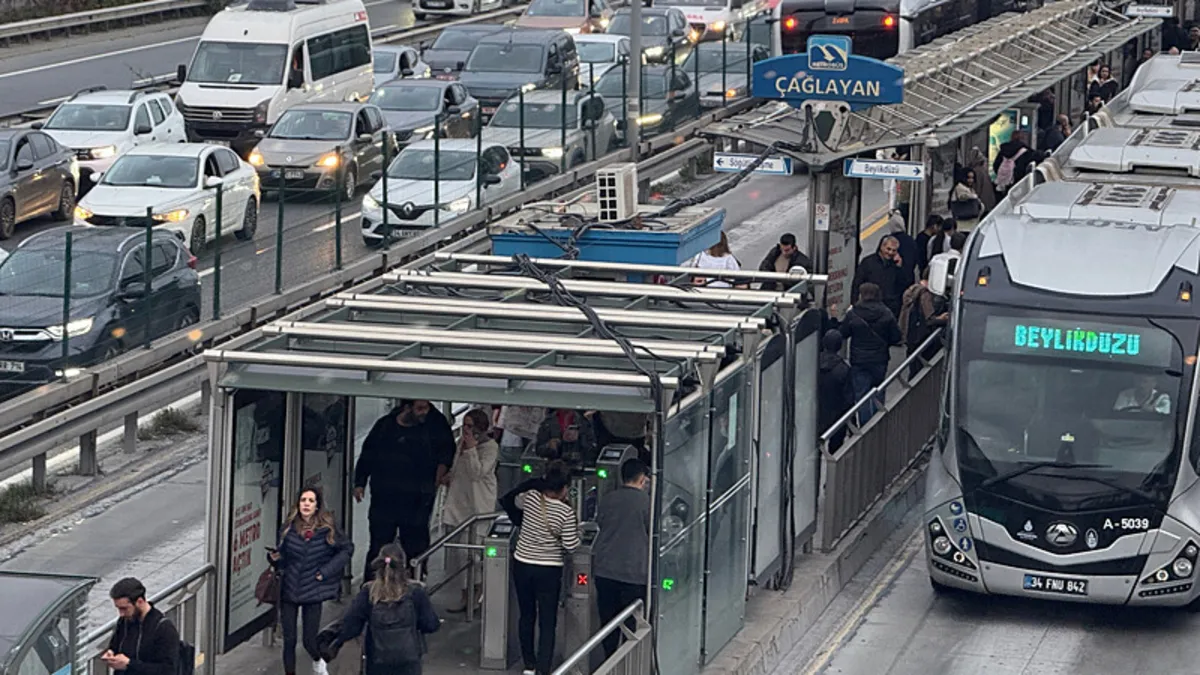Gündemden Son Bilgiler: İstanbul'da trafiğine derbi etkisi: Yoğunluk yüzde 72! İşte güzergahlar... ve Merak Ed