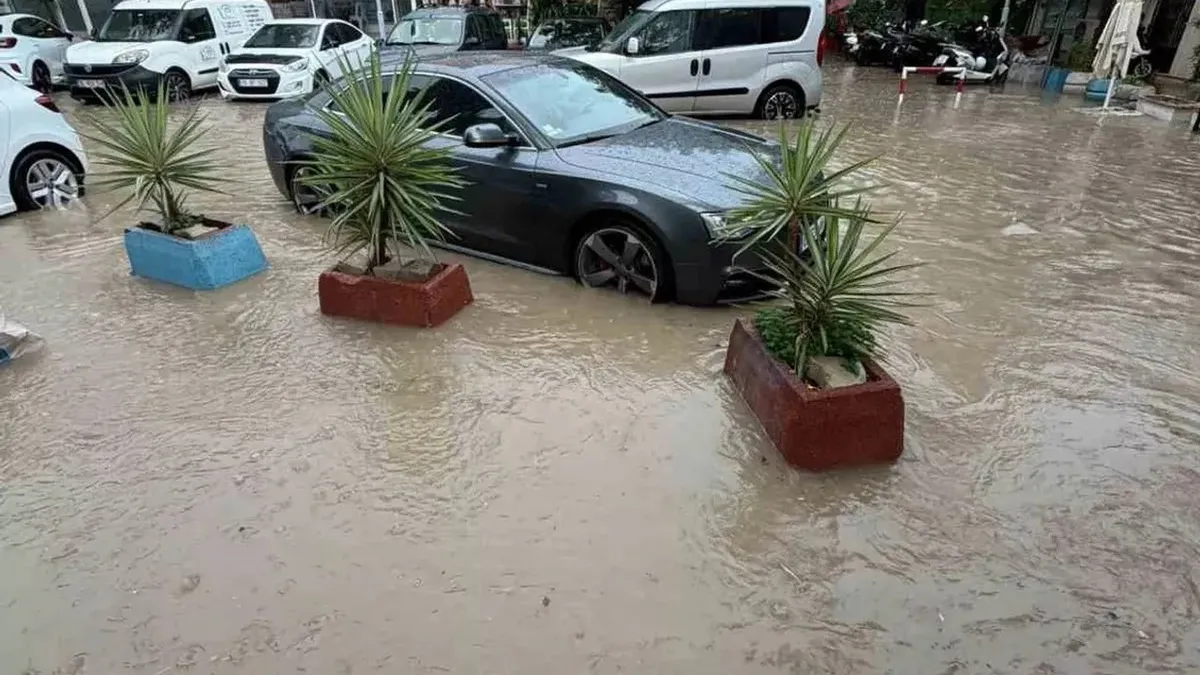 Kritik Açıklama: Çeşme'yi sağanak vurdu! Yollar göle döndü: Gelişmeler Takip Ediliyor