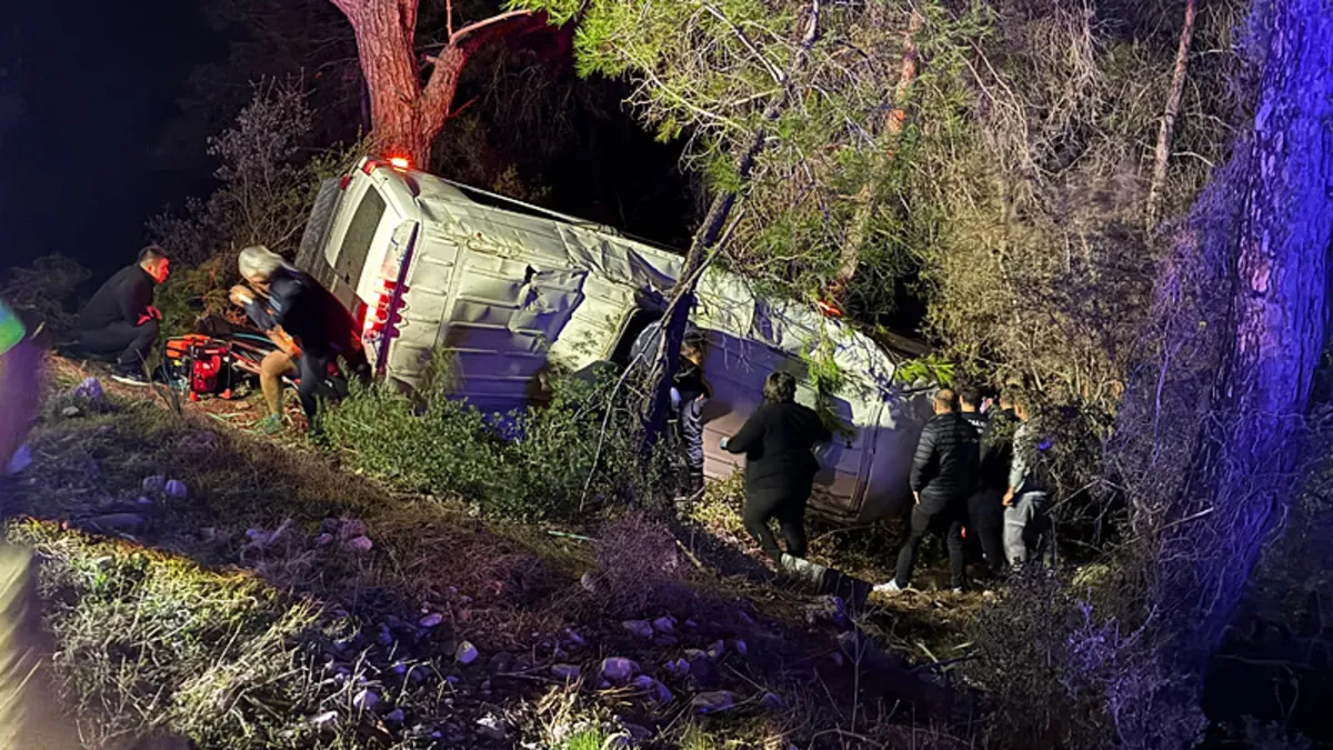 Gündemden Son Bilgiler: Antalya'da minibüs şarampole devrildi: 16 yaralı ve Merak Edilenler