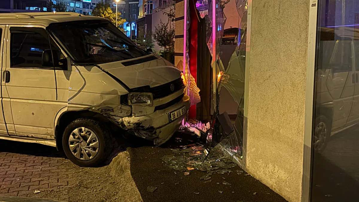 Sıcak Gündem: Kayseri’de otomobille çarpışan minibüs dükkana daldı: 2 yaralı | İşte Tüm Ayrıntılar