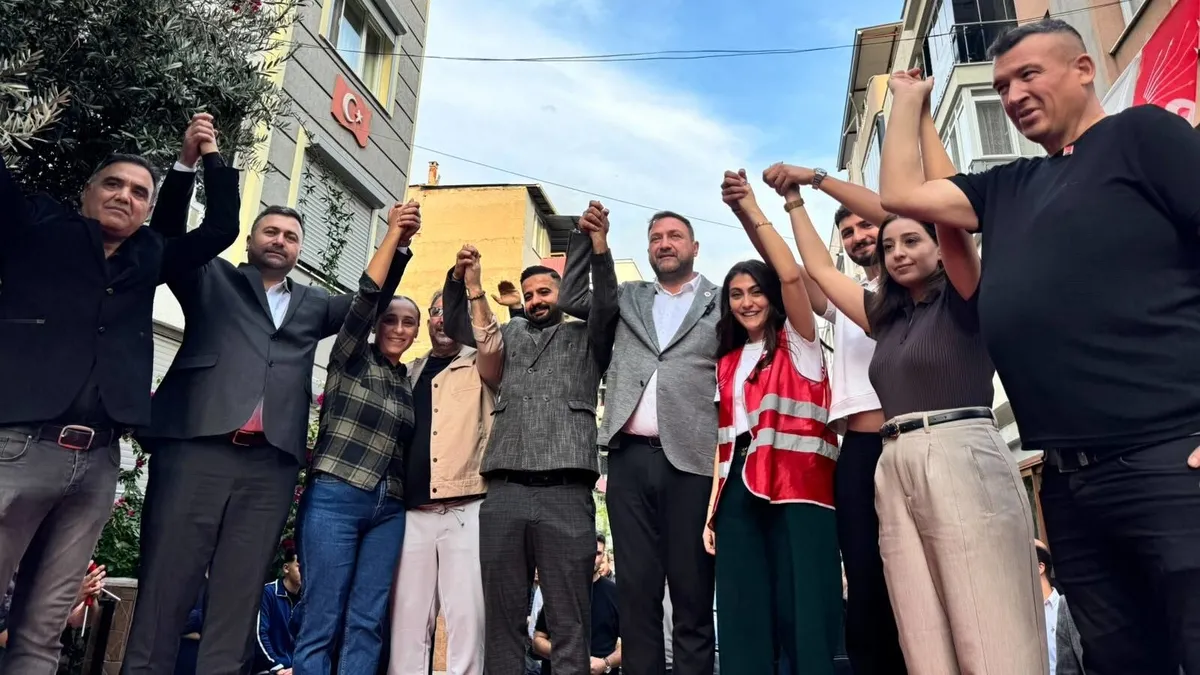 İzmir’de Yeni Parti'den istifa eden 200 kişi CHP’ye geri döndü
