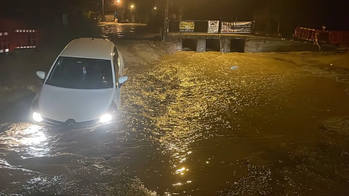 Muğla'da yol çöktü! Çukura düşen araç mahsur kaldı | İşte Tüm Ayrıntılar