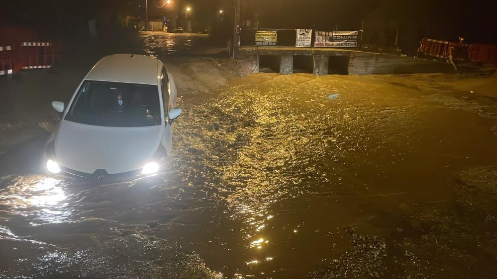 Yol çöktü, araç içine gerileme kaydetti!