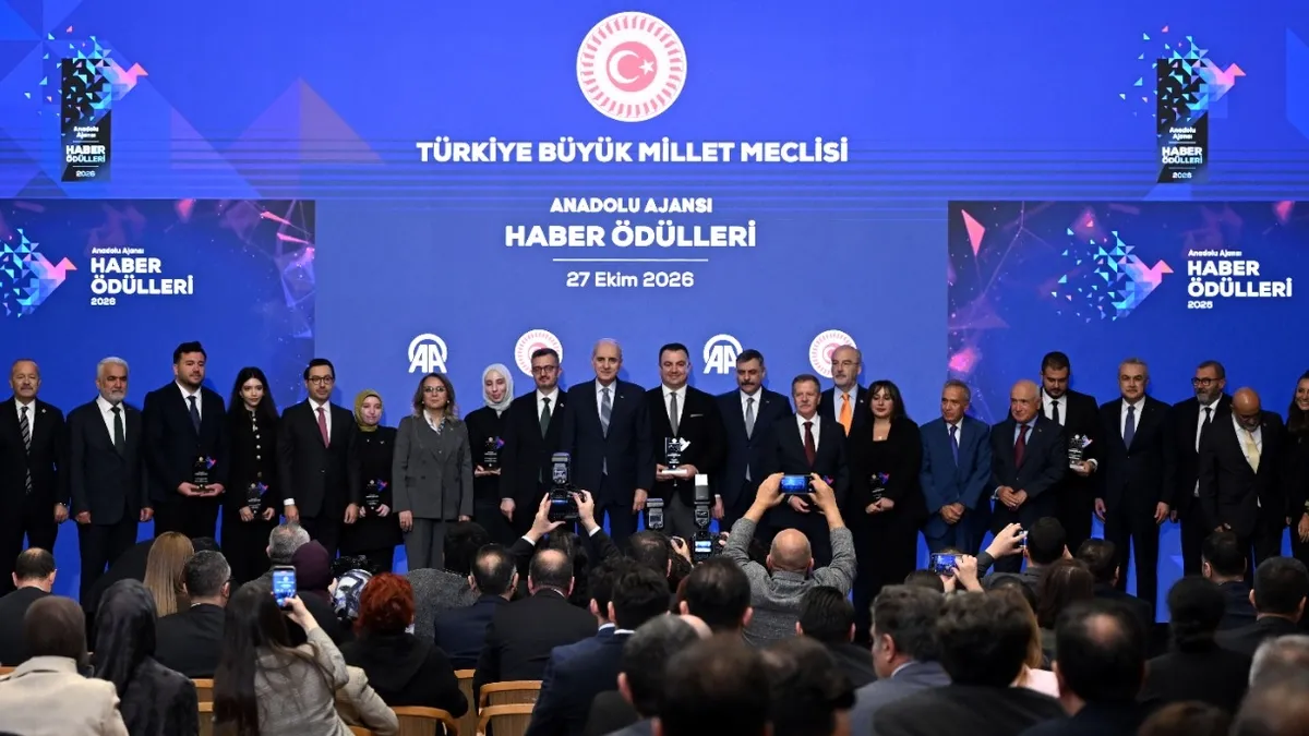 Sıcak Gündem: TBMM'de anlamlı buluşma: Parlamento Özel Ödülü SABAH'a verildi! Ödül, Ali Ekeyılmaz’a - Son Daki