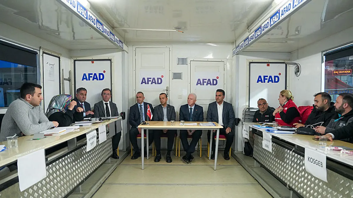 Gündemden Son Bilgiler: İstanbul Valisi Gül'den Sarıyer'de AFAD Afet Koordinasyon Merkezi Tırı'na ziyaret