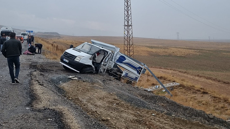 Son Gelişme: Hakkari-Van kara yolunda 3 araç birbirine girdi: 12 yaralı