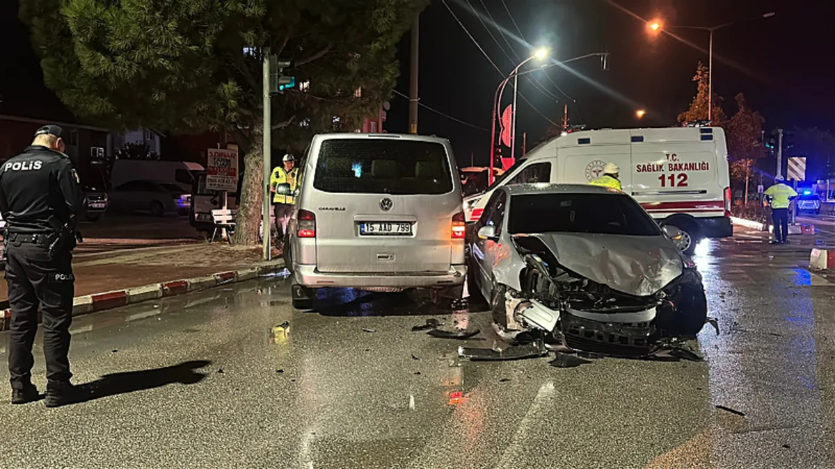Ayrıntılar Netleşti: Burdur'da servis otomobille çarpıştı: 12 yaralı: Gelişmeler Takip Ediliyor