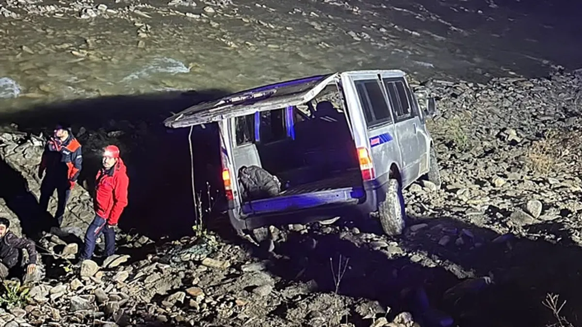 Ayrıntılar Netleşti: Hakkari’de minibüs dereye yuvarlandı: 20 yaralı