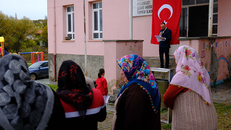 Son Gelişme: Bir öğretmen, bir öğrenci ve koca bir Cumhuriyet: Köy okulundaki tören duygulandırdı | İşte Tüm A