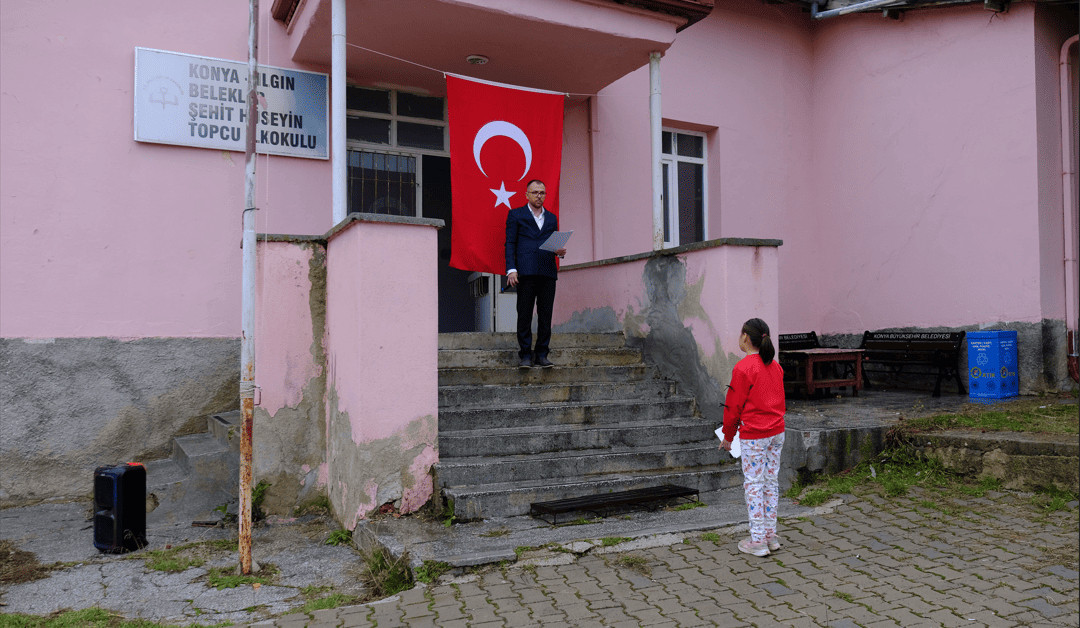 Kritik Açıklama: Tek öğrencili okulda tören.. ‘Cumhuriyet budur’