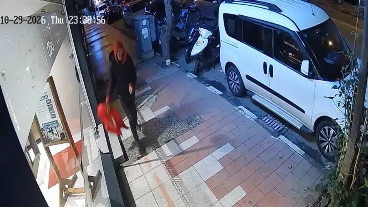 Ayrıntılar Netleşti: Manisa'da alçak provokasyon! Mağaza önünde asılı Türk bayrağını yere attı - Son Dakika Bi