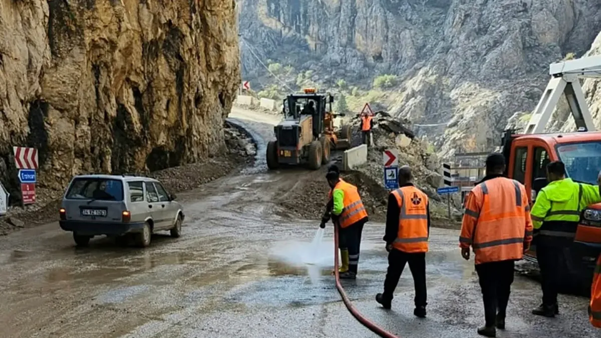 Sıcak Gündem: Erzincan'da istinat duvarının çöktüğü yol trafiğe kapatıldı ve Merak Edilenler