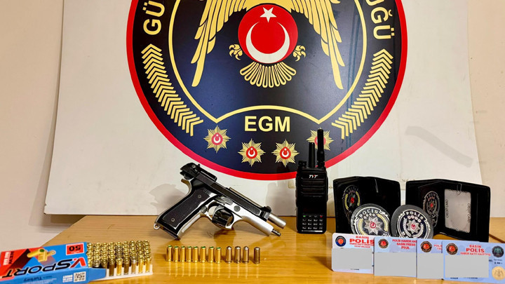 Kritik Açıklama: İzmir'de sosyal medyada 'silah teşhiri' yapan şüpheli yakalanarak gözaltına sevk edildi - Son