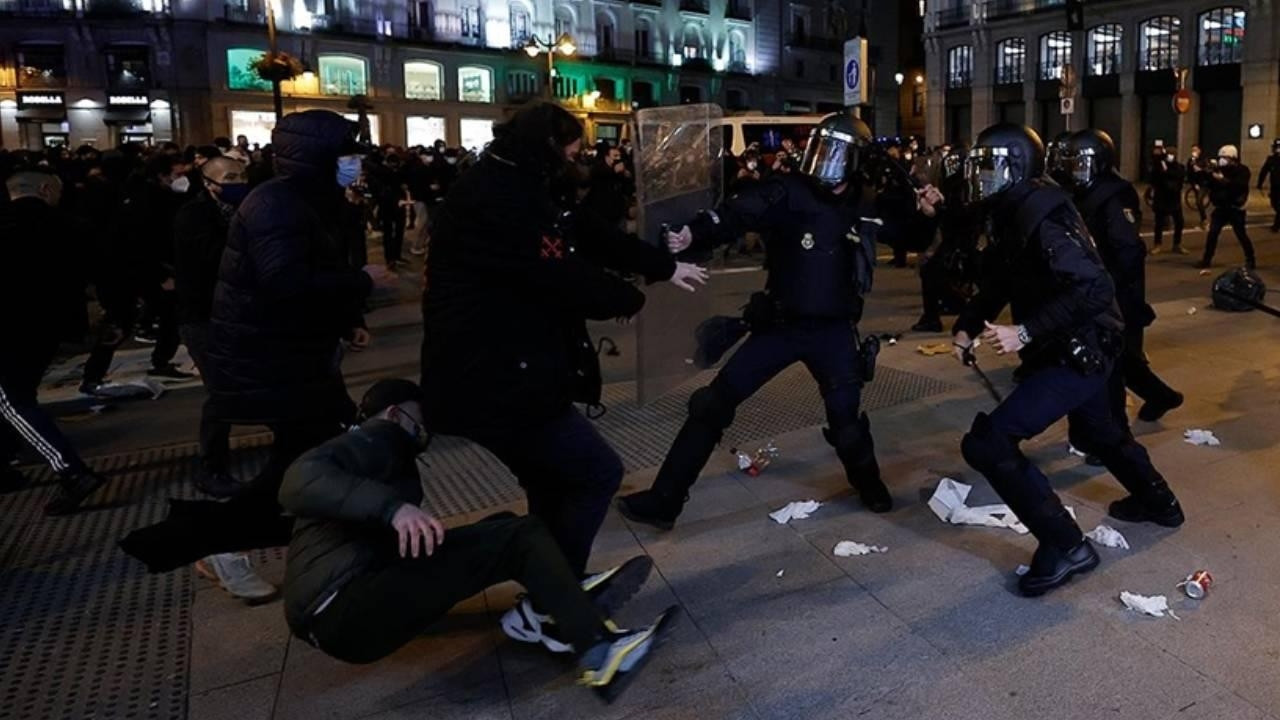 Gündemden Son Bilgiler: İspanyol polisi sokak şiddeti ve yağmalama girişimlerini önlemek için alarma geçti