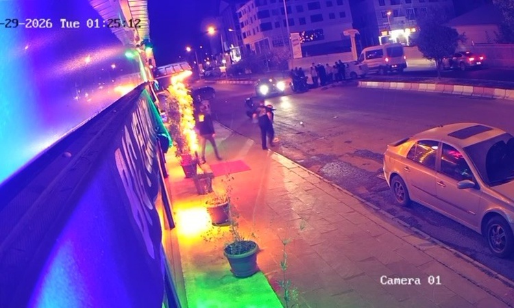 Ağrı'da okul önünde otomobil iki motosikletle çarpıştı, 2 kişi yaralandı - Son Dakika Bilgileri
