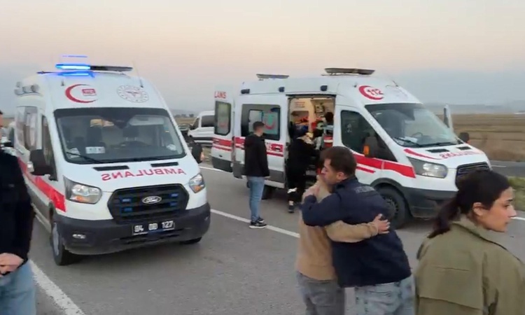 Ağrı Patnos'ta düğün davetiyesi götüren araç takla attı, 3'ü çocuk 6 kişi yaralandı