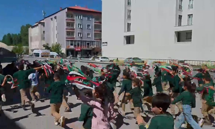 Ağrı’da "Uçurtmalar Vurulmasın, Gökyüzü Çocuklara Kalsın" etkinliği düzenlendi