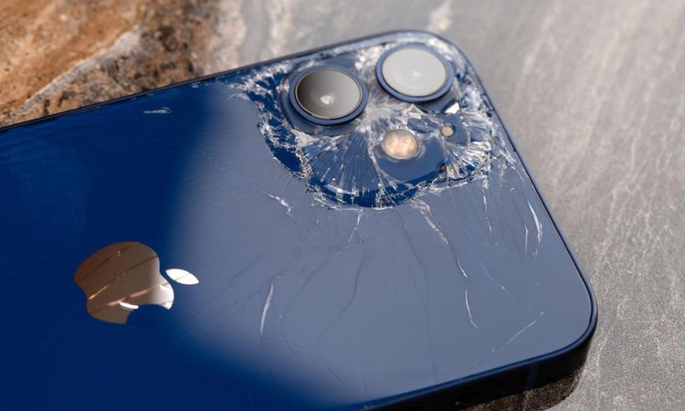 Ayrıntılar Netleşti: Akımınız batsın! Binlerce liralık telefonlarını erkeksi görünmek için parçalıyorlar - Son