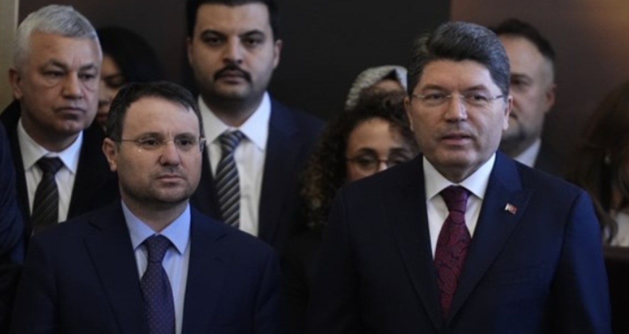 Sıcak Gündem: Akın Gürlek, görevi Yılmaz Tunç'tan devraldı - Son Dakika: Gelişmeler Takip Ediliyor