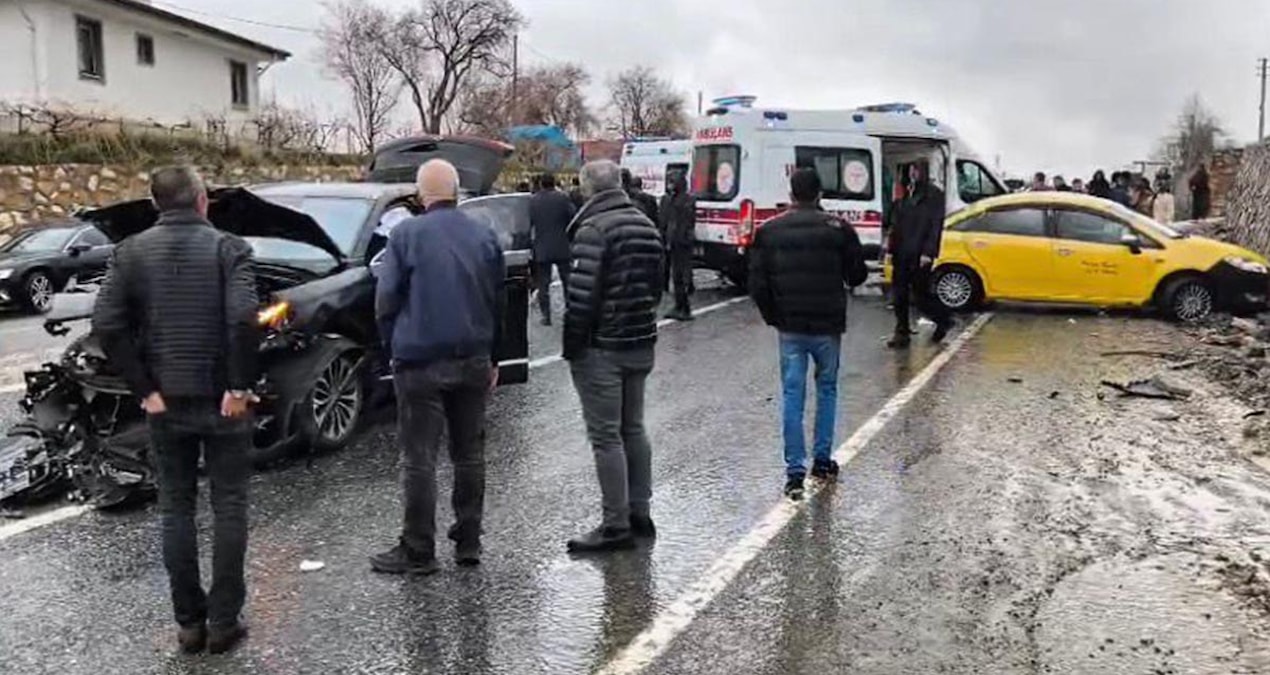 Gündemden Son Bilgiler: AKP konvoyu kaza yaptı, 2 kişi yaralandı - Haberleri - Son Dakika Bilgileri