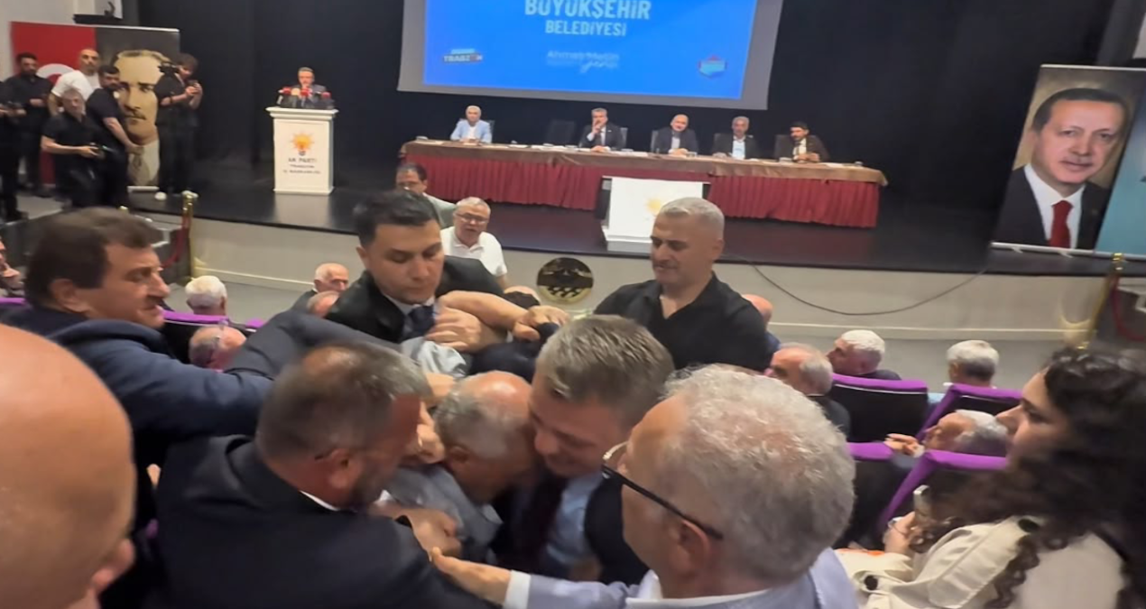 Sıcak Gündem: AKP toplantısında protesto: “Yalan konuşuyorsun” diyen yurttaş yaka paça salondan çıkarıldı - Ha