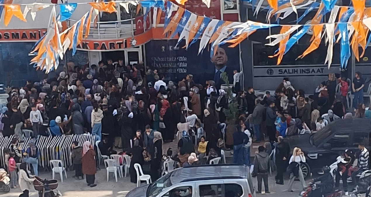 Gündemden Son Bilgiler: AKP yardım çeki dağıttı izdiham çıktı - En Son Haber