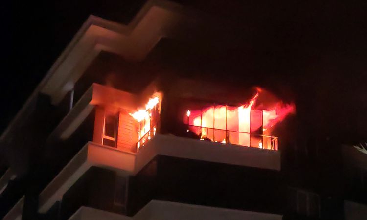 Son Gelişme: Aksaray'da Apartman Yangını: 14 Kişi Dumandan Etkilendi - Son Dakika: Gelişmeler Takip Ediliyor