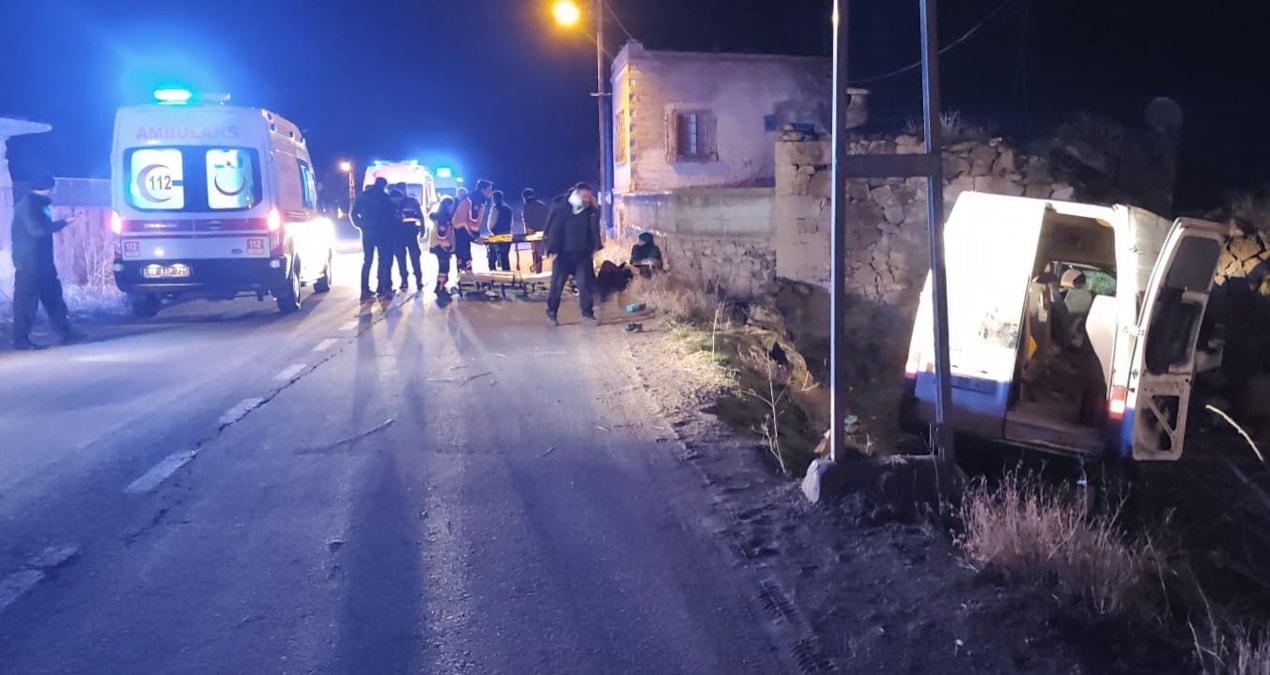 Ayrıntılar Netleşti: Aksaray'da tarım işçilerini taşıyan minibüs duvara çarptı: 14 yaralı - En Son Haber