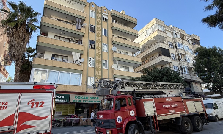 Alanya'da 5 katlı binanın en üst katındaki dairede çıkan yangın hasara yol açtı | İşte Tüm Ayrıntılar