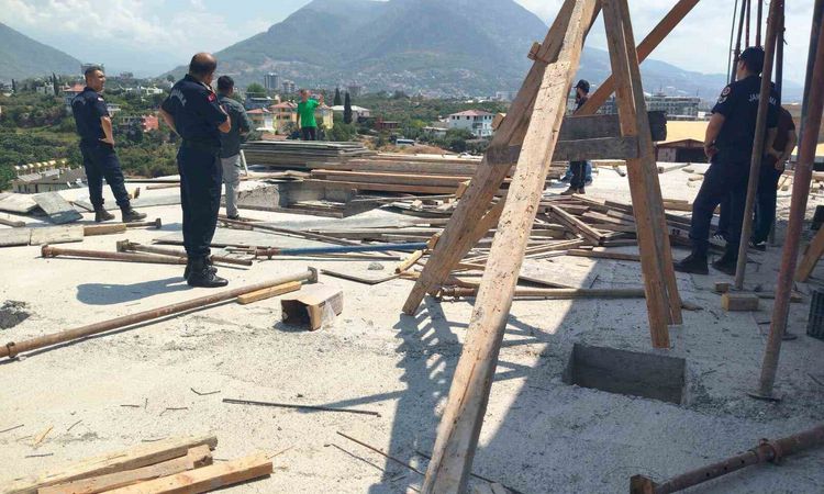 Kritik Açıklama: Alanya'da dehşet: Eşini ve kayınvalidesini bıçakladı, intihar girişiminde bulundu - Son Dakik