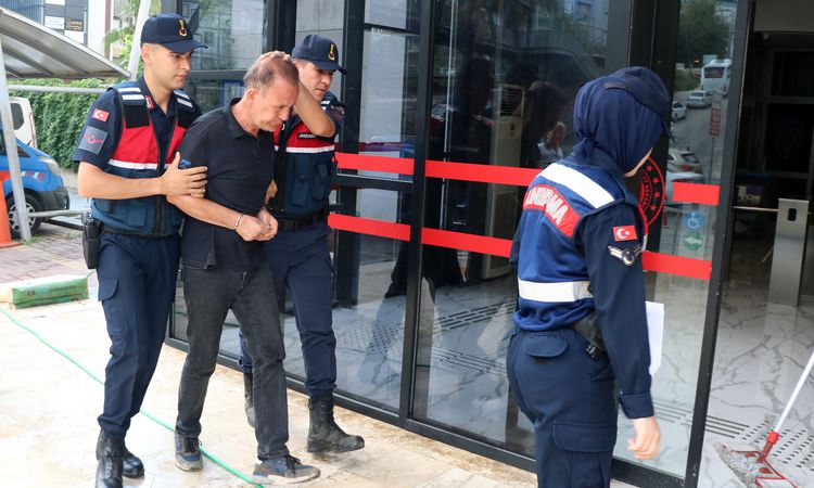 Kritik Açıklama: Alanya'da eşini ve kayınvalidesini bıçaklayan şüpheli adliyede - Haberleri - Son Dakika Bilgi
