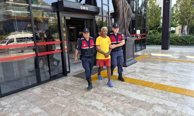 Fugitive convict apprehended during gendarmerie check in Alanya.