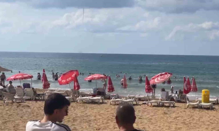 Alanya İncekum'da deniz üzerinde oluşan hortumu vatandaşlar ve turistler görüntüledi: Gelişmeler Takip Ediliyo