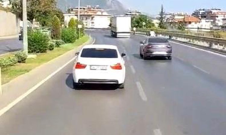 The driver who did not give way to the fire brigade in Alanya was caught on his mobile phone camera - Breaking News