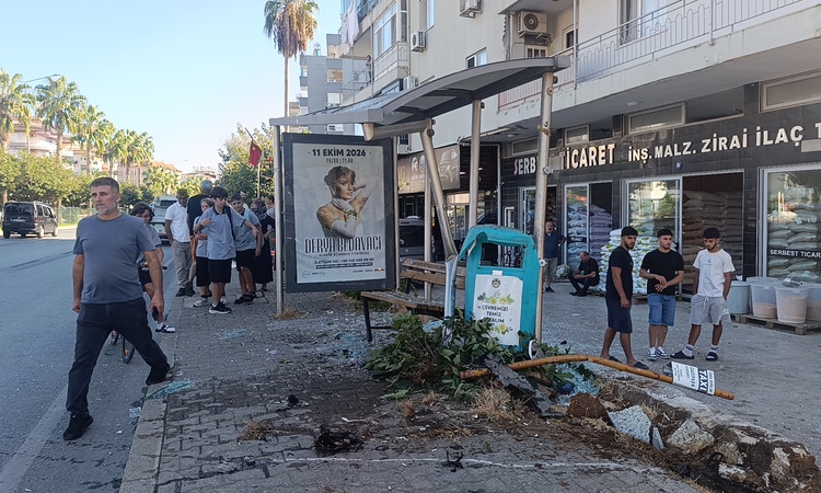 Alanya'da otomobil yayaya ve otobüs durağına çarptı, 1'i ağır 3 kişi yaralandı - Son Dakika Bilgileri
