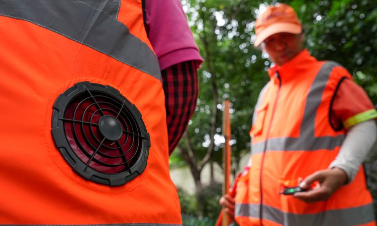 Gündemden Son Bilgiler: Albüm: Çin'de temizlik işçileri aşırı sıcaklara karşı fanlı soğutucu yelek kullanıyor