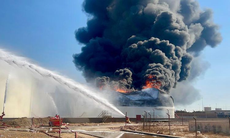 Sıcak Gündem: Albüm: Libya'da petrol rafinerisine taarruz sonrası yakıt tankı alev aldı - Haberleri ve Merak E