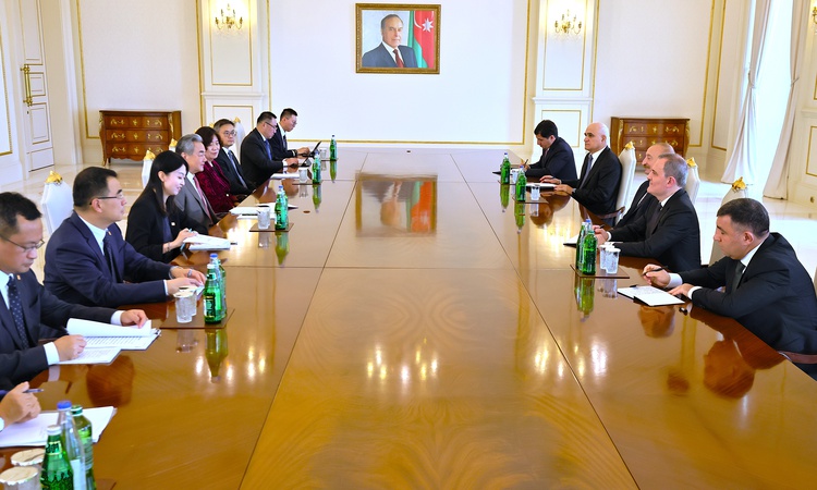 Aliyev, Bakü'de Çin Dışişleri Bakanı Wang Yi'den Xi Jinping'e selam iletmesini istedi