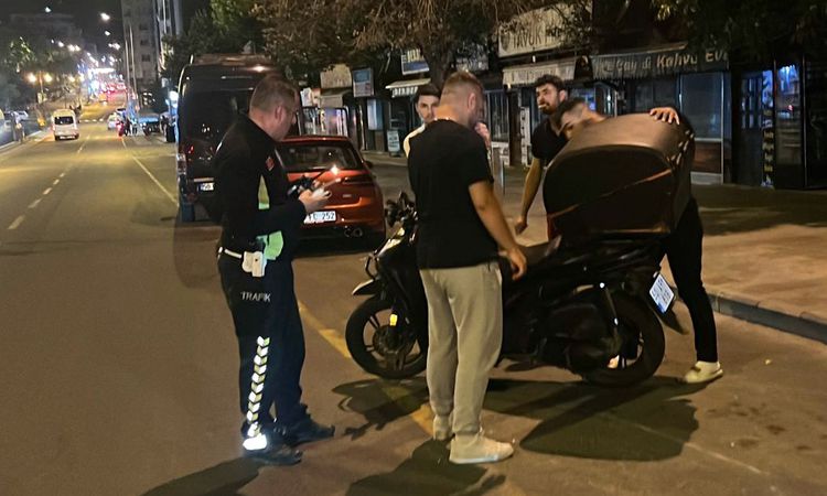 Alkollü sürücü kuryeye çarpıp kaçtı: 1 ölü - Haberleri: Gelişmeler Takip Ediliyor