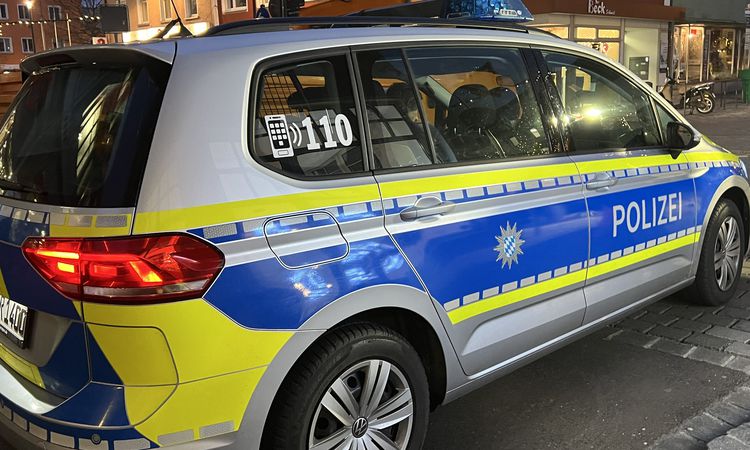 Kritik Açıklama: Almanya'nın Regensburg kentinde banka şubesinde bıçaklı taarruz...Bir banka çalışanı yaşamını