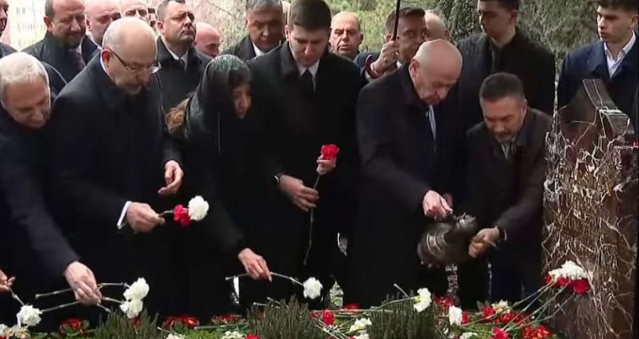 Alparslan Türkeş'in kabrini ziyaret eden MHP lideri Devlet Bahçeli bayram sonrasını işaret etti - En Son Haber