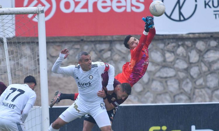 Altay'da 45 Yaşındaki Kaptan Murat Uluç Hem Futbolcu Hem Antrenör Olabilir | İşte Tüm Ayrıntılar