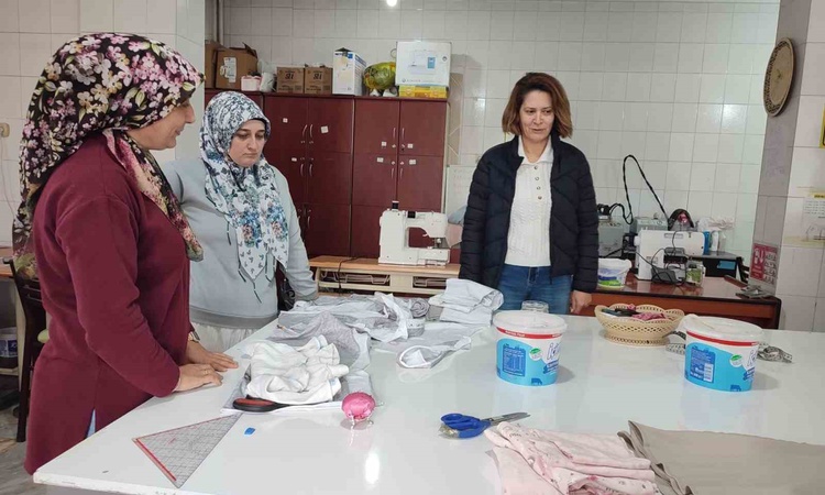 Altıntaş İlçe Milli Eğitim Müdürü Sinan, kadın terziliği kursunu ziyaret etti ve Merak Edilenler