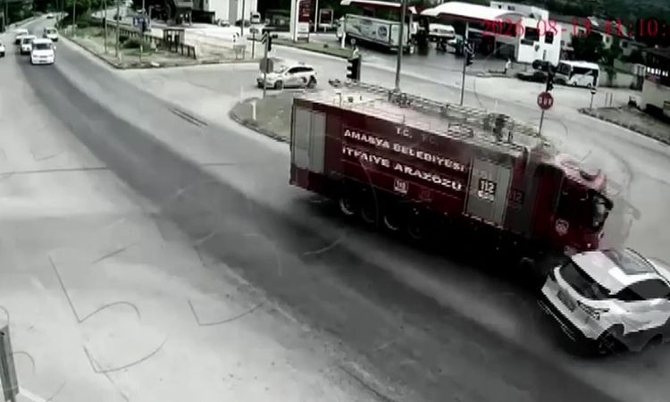 Gündemden Son Bilgiler: Amasya'da itfaiye aracı otomobile çarptı: 1 yaralı - Son Dakika: Gelişmeler Takip Edil