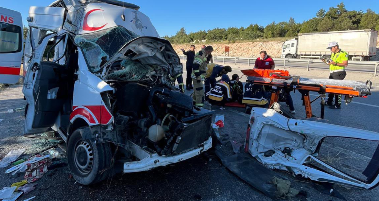 Ayrıntılar Netleşti: Ambulans TIR'a arkadan çarptı! Hasta öldü, sağlık personeli sıkıştı - Son Dakika Haberler
