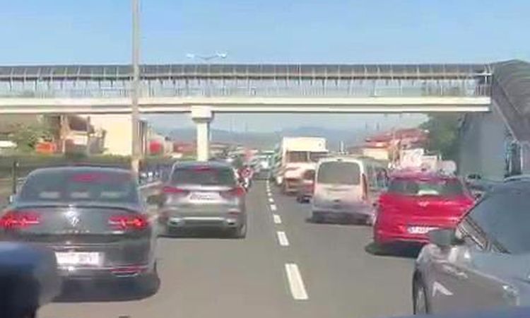 Gündemden Son Bilgiler: Ambulansa yol vermek için fermuar sistemini uyguladıyar - Son Dakika ve Merak Edilenle