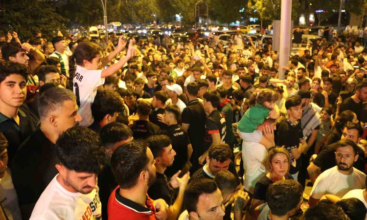Sıcak Gündem: Amedspor 5 Yeni Transferini Taraftarla Buluşturdu - Son Dakika Haberleri - Son Dakika Bilgileri