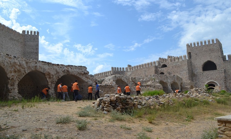 Anamur'da hükümlüler Mamure Kalesi ve Anemurium'da temizlik yapıp kitap okudu