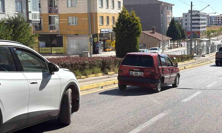 The driver who made a sudden maneuver continued on his way, the vehicles behind caused an accident - Last Minute